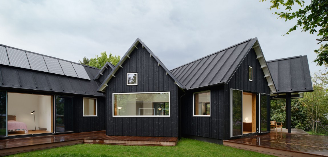 Дом нестандартной формы с чёрным фасадом